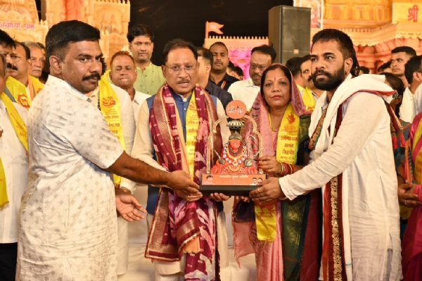 हनुमंत कथा श्रवण करने पहुंचे मुख्यमंत्री विष्णुदेव साय व उनकी धर्मपत्‍नी