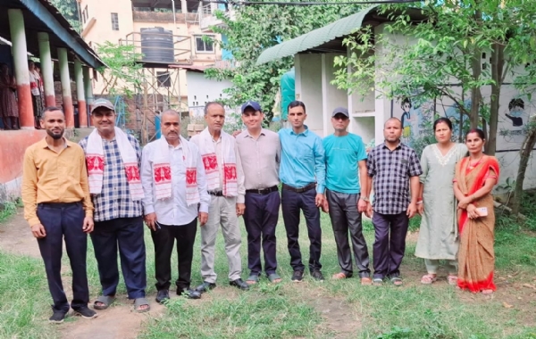 काफी वर्षों बाद अपने छात्रों से मिलकर भावुक हुए शिक्षक