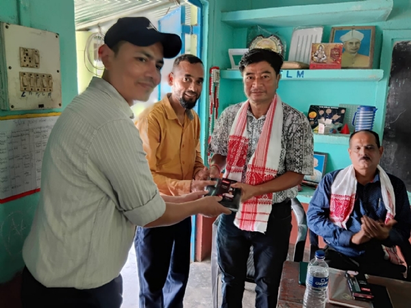 काफी वर्षों बाद अपने छात्रों से मिलकर भावुक हुए शिक्षक