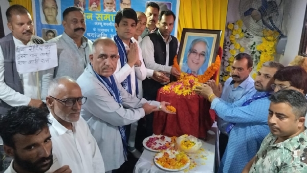बसपा संसथा्पक काे श्रद्व ांजलि देते पारटी नेता