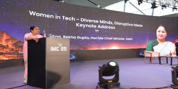 डिजिटल इंडिया इत्यस्य नूतनम् अध्यायं लिखन्ति महिला: रेखागुप्ता