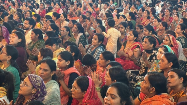 हनुमंत कथा श्रवण करती मह‍िलाएं