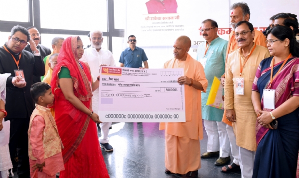 चेक देते मुख्यमंत्री
