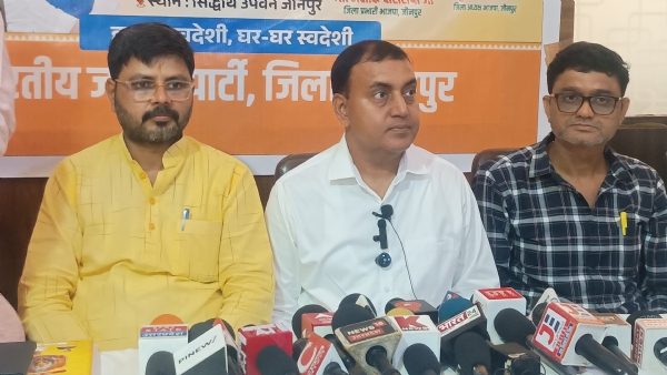 पत्रकारों से बात करते हुए अशोक चौरसिया, जिलाध्यक्ष पुष्पराज सिंह