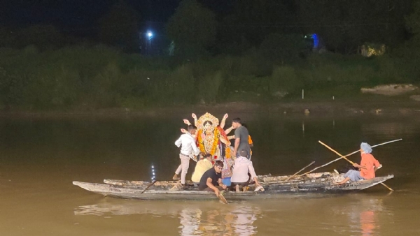 बड़ी दुर्गा माता का गोमती मे विसर्जन