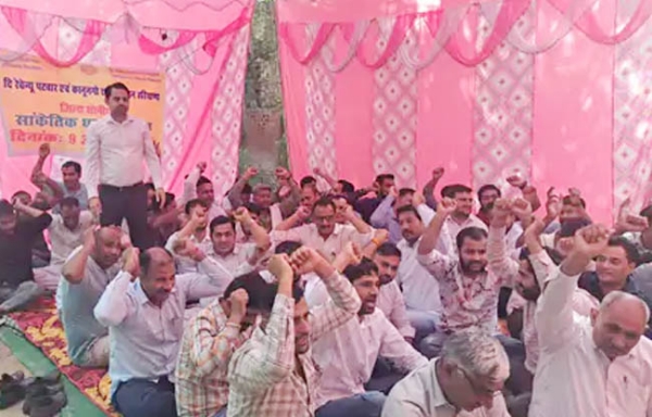 सोनीपत:  धरने पर अपनी मांगों को लेकर धरना देते हुए पटवारी