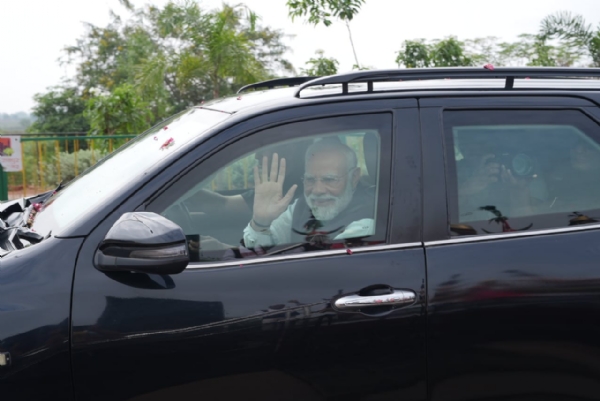 रायपुर एयरपोर्ट से निकल मार्ग पर खड़े लोगों का अभिवादन स्वीकार करते प्रधानमंत्री मोदी