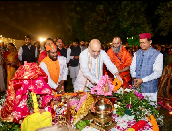 पूजा अर्चना करते अमित शाह