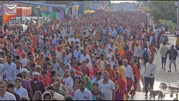 श्रद्धालुओं ने शुरू की परिक्रमा श्रद्धालुओं ने शुरू की परिक्रमा