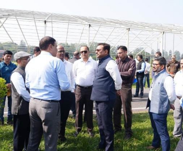एफआरआई में व्यवस्थाओं का जायजा लेते मुख्य सचिव।