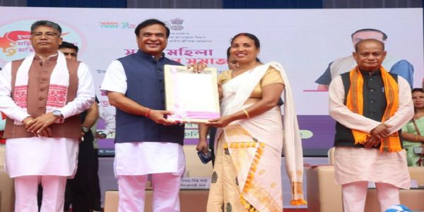 ‘मुख्यमंत्री महिला उद्यमिताभियानस्य’ अन्तर्गतं मुख्यमन्त्रिणा लाभार्थिभ्यः धनादेशपत्रं प्रदत्तम्