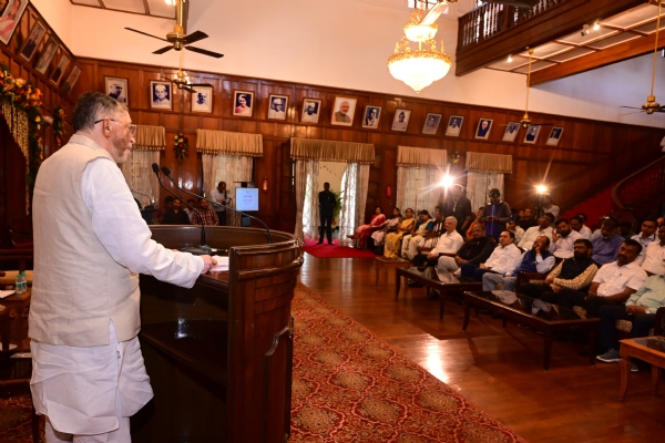 राज्यपाल कार्यक्रम को संबोधित करते हुए