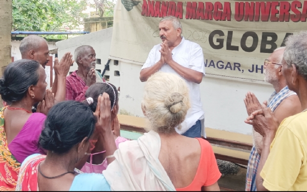 लोगों बताते हुए सुनील आनंद, आनंद मार्गी