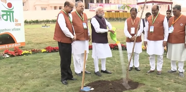 ‘एक पेड़ मां के नाम’ के तहत वृक्षारोपण