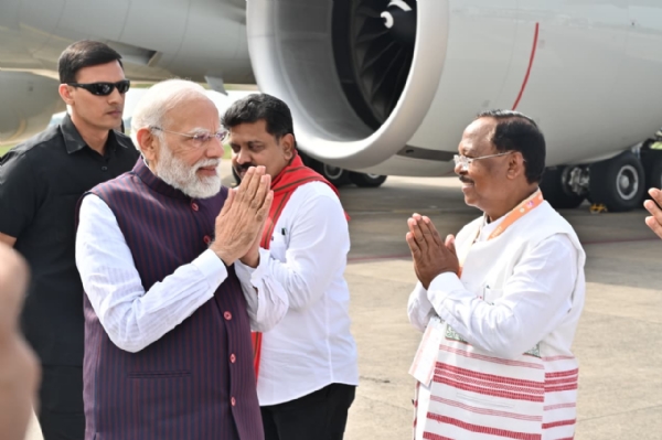 प्रधानमंत्री मोदी का एयरपोर्ट पर स्वागत करते उप मुख्यमंत्री मंत्री विजय शर्मा और रामविचार नेताम