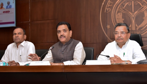 प्रेसवार्ता करते मंत्री जयवीर सिंह व असीम अरुण प्रेसवार्ता करते मंत्री जयवीर सिंह व असीम अरुण