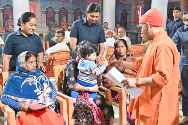 लोगों से बोले सीएम, हर समस्या का कराएंगे पारदर्शिता के साथ निस्तारण* लोगों से बोले सीएम, हर समस्या का कराएंगे पारदर्शिता के साथ निस्तारण*