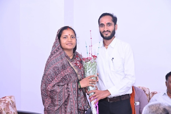 बधाई देते अजय यादव। बधाई देते अजय यादव।