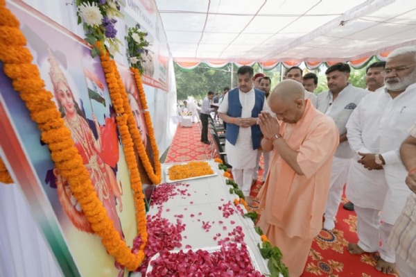 *सरदार पटेल की 150वीं जयंती समारोह के उपलक्ष्य में सीएम योगी ने किया एकता यात्रा का शुभारंभ* *सरदार पटेल की 150वीं जयंती समारोह के उपलक्ष्य में सीएम योगी ने किया एकता यात्रा का शुभारंभ*