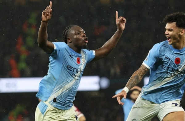 मैनचेस्टर सिटी के लिए तीसरा गोल करने के बाद खुशी मनाते जेरेमी डोकू मैनचेस्टर सिटी के लिए तीसरा गोल करने के बाद खुशी मनाते जेरेमी डोकू