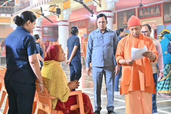 लोगों से बोले सीएम, हर समस्या का कराएंगे पारदर्शिता के साथ निस्तारण* लोगों से बोले सीएम, हर समस्या का कराएंगे पारदर्शिता के साथ निस्तारण*