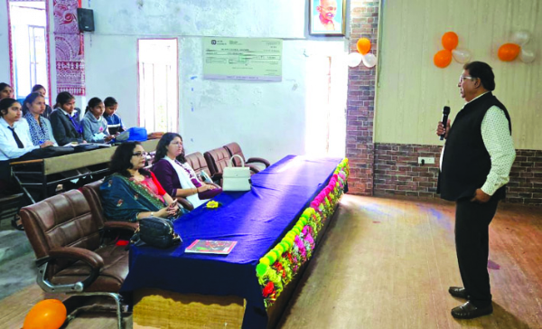 सेमिनार को सम्बोधित करते हुए सेमिनार को सम्बोधित करते हुए