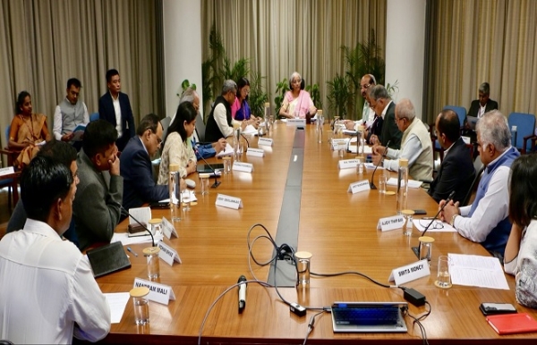 किसान संगठनों के प्रतिनिधियों और प्रमुख कृषि अर्थशास्त्रियों के साथ बजट-पूर्व परामर्श बैठक करते सीतारमण