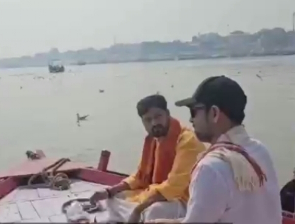 नाव पर बैठे अभिनेता पंकज त्रिपाठी नाव पर बैठे अभिनेता पंकज त्रिपाठी