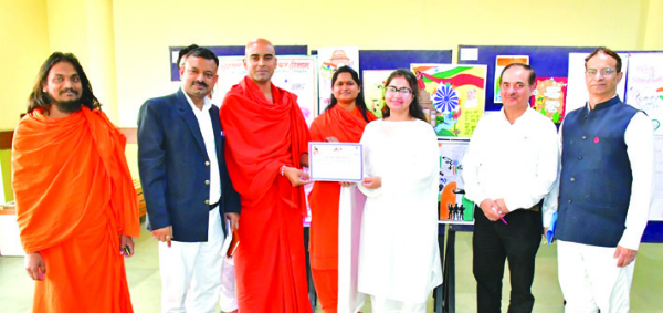 विजयी प्रतिभागियों को सम्मानित करते हुए विजयी प्रतिभागियों को सम्मानित करते हुए