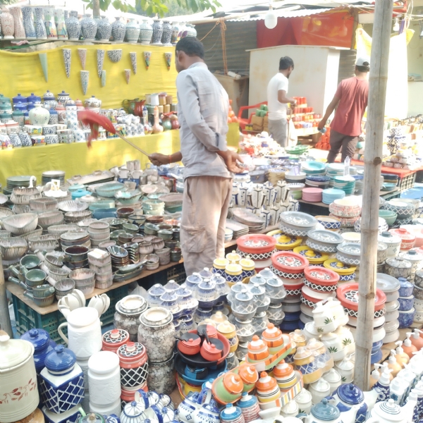 हस्तशिप मेले में चीनी मिट्टी बर्तन बेचते दुकानदार