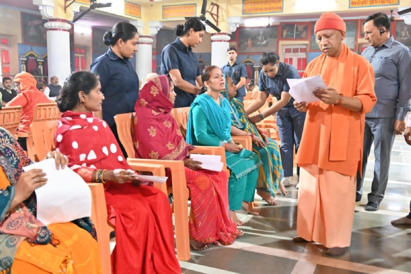 लोगों से बोले सीएम, हर समस्या का कराएंगे पारदर्शिता के साथ निस्तारण* लोगों से बोले सीएम, हर समस्या का कराएंगे पारदर्शिता के साथ निस्तारण*