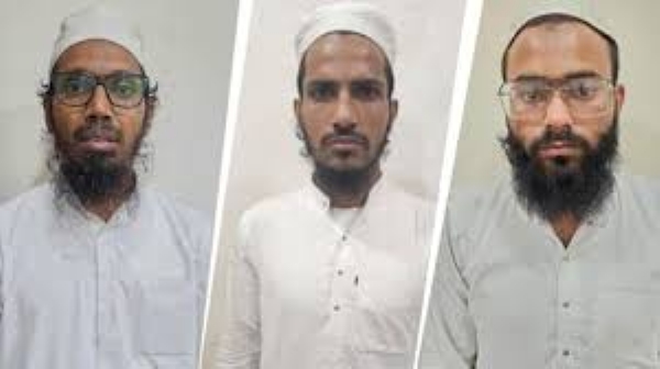 गुजरात आतंकवाद निरोधी दस्ते ने कल केंद्रीय एजेंसियों के साथ एक संयुक्त अभियान में अहमदाबाद के पास से आइएसआइएस से जुड़े 3 आतंकियों को गिरफ्तार किया गुजरात आतंकवाद निरोधी दस्ते ने कल केंद्रीय एजेंसियों के साथ एक संयुक्त अभियान में अहमदाबाद के पास से आइएसआइएस से जुड़े 3 आतंकियों को गिरफ्तार किया