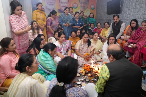 अशोक विहार वार्ड 65 से उम्मीदवार वीना असीजा के नामांकन से पूर्व पूजा में सम्मिलित हुई मुख्यमंत्री रेखा गुप्ता अशोक विहार वार्ड 65 से उम्मीदवार वीना असीजा के नामांकन से पूर्व पूजा में सम्मिलित हुई मुख्यमंत्री रेखा गुप्ता