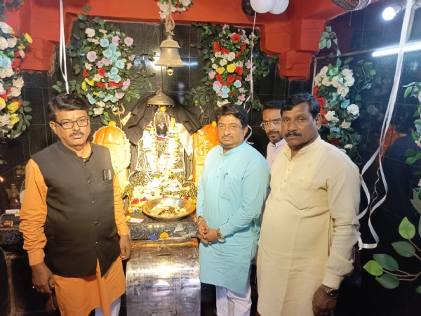 काल भैरव मंदिर में पूजन के बाद खड़े हुए श्रध्दालु।