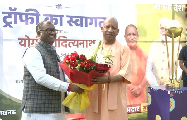 मुख्यमंत्री का स्वागत करते खेल मंत्री गिरीश यादव