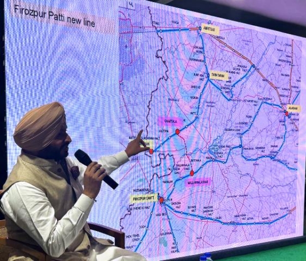 रेल राज्य मंत्री रवनीत सिंह बिट्टू बुधवार को मीडिया ब्रीफिंग के दौरान