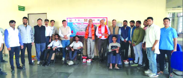 रक्तदान करते हुए