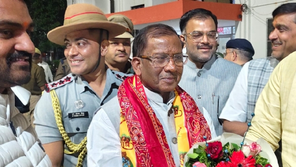 पुष्प गुच्छ भेंटकर स्वागत व अभिनन्दन करते जनप्रतिनिधि व अधिकारी। पुष्प गुच्छ भेंटकर स्वागत व अभिनन्दन करते जनप्रतिनिधि व अधिकारी।