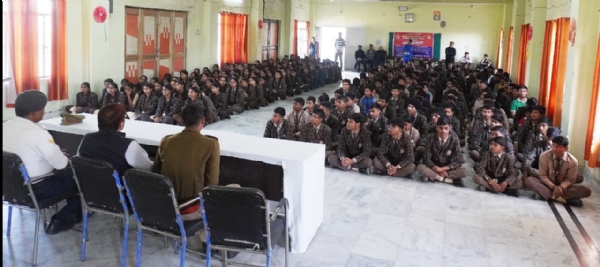 कालेज में निर्देश देते हुए प्रधानाचार्या कालेज में निर्देश देते हुए प्रधानाचार्या