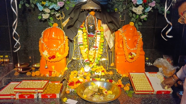 काल भैरव मंदिर में  स्थापित मूर्ति।