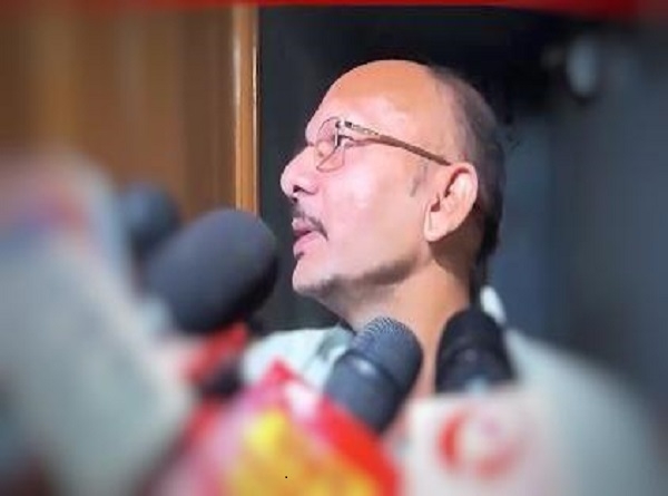 मीडिया से बातचीत करते  शाहीन का भाई शोएब