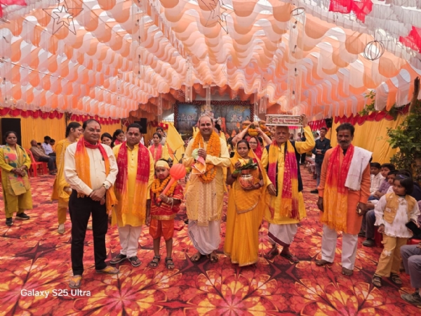 कलश यात्रा मे शामिल लोग