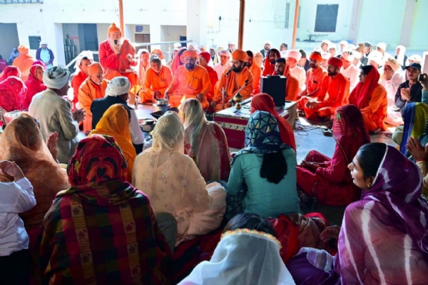 गुरु जम्भेश्वर के निर्वाण दिवस पर हवन करते संतजन। गुरु जम्भेश्वर के निर्वाण दिवस पर हवन करते संतजन।