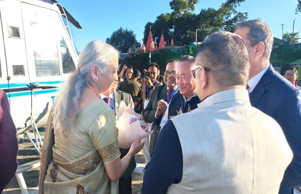 वित्‍त मंत्री सीतारमण का दीमापुर एयपोर्ट पर स्‍वागत करते मुख्यमंत्री नेफ्यू रियो