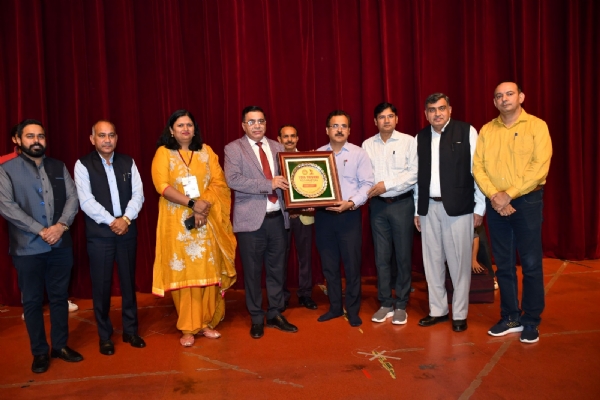 मुख्य अतिथि को स्मृति चिह्न भेंट करते आयोजक।