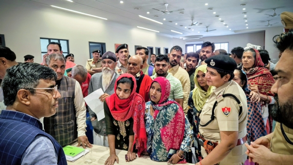 पानीपत के बीजेपी कार्यालय में लोगों की समस्याएं सुनते शिक्षा मंत्री महिपाल ढांडा