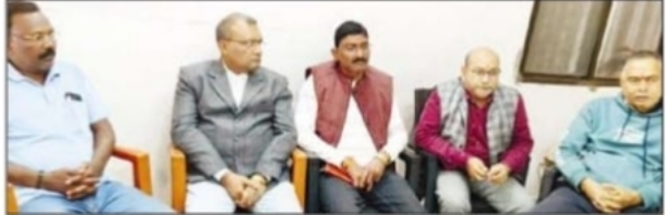 प्रेस कॉन्फ्रेंस की फोटो।