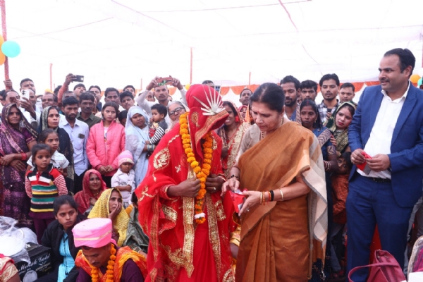 कन्नौज। सामूहिक विवाह योजना के अंतर्गत 140 जोड़ों का विवाह सम्पन्न कन्नौज। सामूहिक विवाह योजना के अंतर्गत 140 जोड़ों का विवाह सम्पन्न