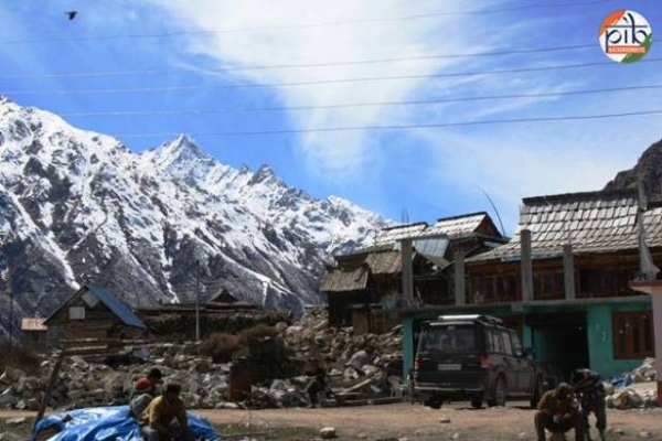 चित्र 1- नेगी, हिमाचल प्रदेश के किन्नौर जिले के सांगला गांव का है जो वृहत हिमालय में तिब्बत की सीमा के नजदीक है। तस्वीर सांगला से बीस किलोमीटर दूर छितकुल गांव का है।