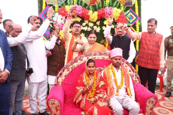 कन्नौज। सामूहिक विवाह योजना के अंतर्गत 140 जोड़ों का विवाह सम्पन्न कन्नौज। सामूहिक विवाह योजना के अंतर्गत 140 जोड़ों का विवाह सम्पन्न